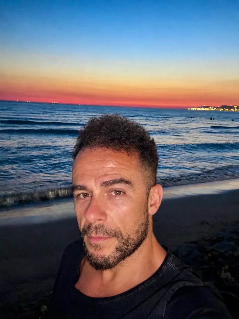 Jose López-Púa en la playa al atardecer